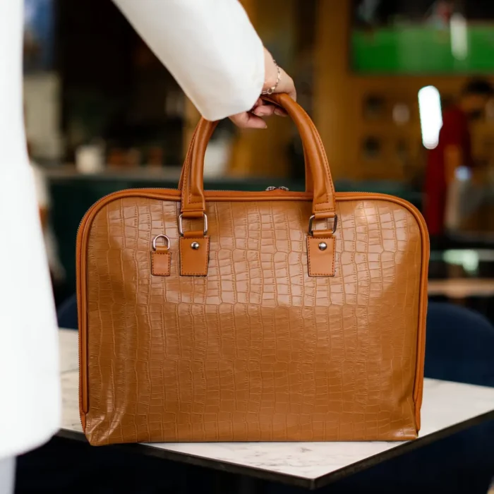 e sac en cuir marron texturé croco