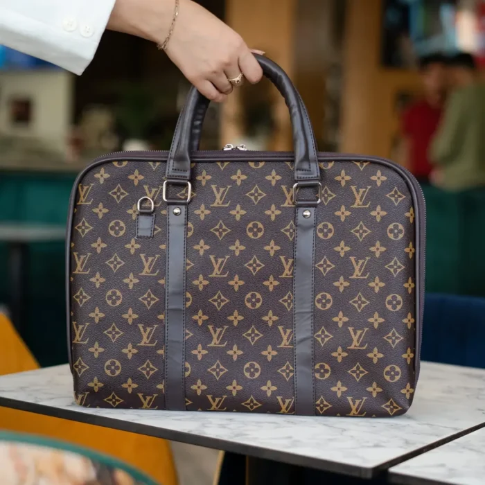 Élégance moderne avec le sac PC Louis Vuitton pour vos journées bien remplies.