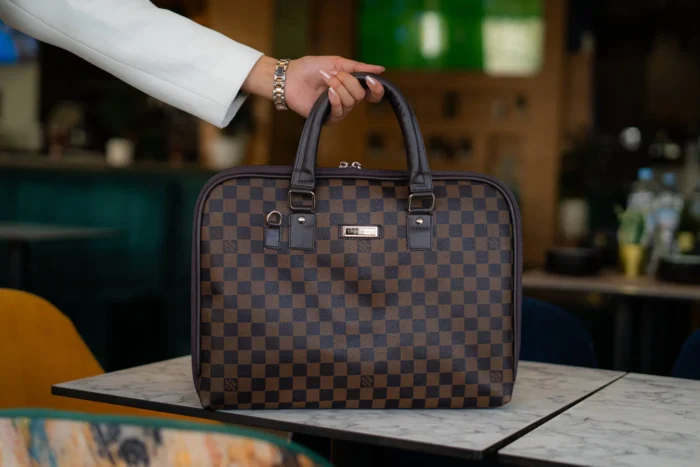 Chic intemporel et robustesse : le sac professionnel à motif damier, une signature d’élégance moderne.